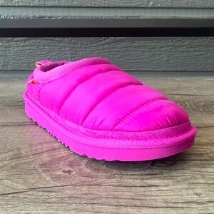 UGG Women’s slippers Pink Slip-On Shoes size 6